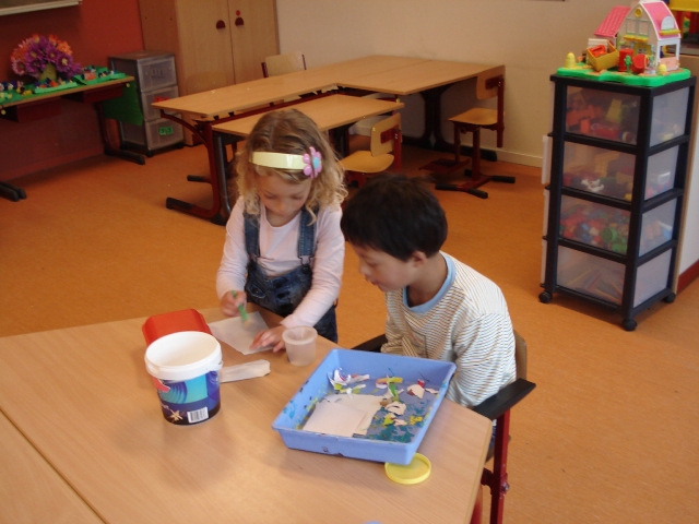 Wim en klasgenootje Robyn aan het knutselen